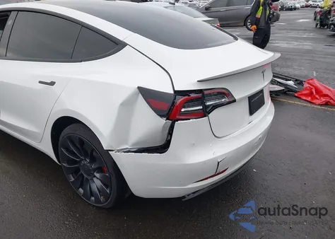 2021 Tesla Model 3 Performance Dual Motor All-Wheel Drive z USA, uszkodzony, nr VIN 5YJ3E1EC8MF087340